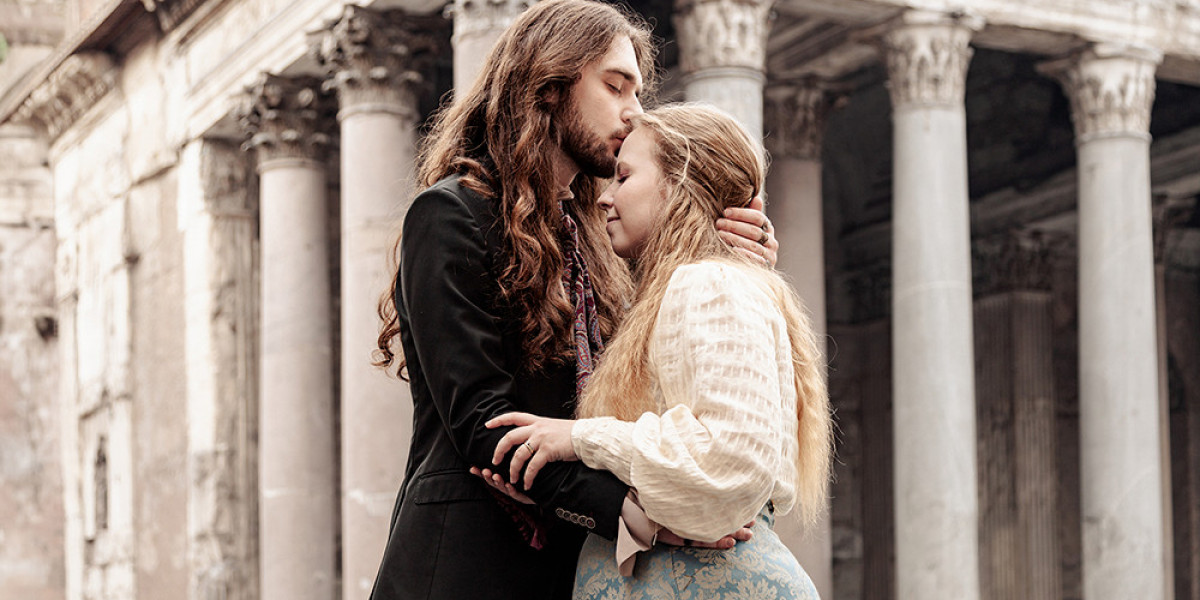 Romantic Couple Photoshoot in Rome – Book Now