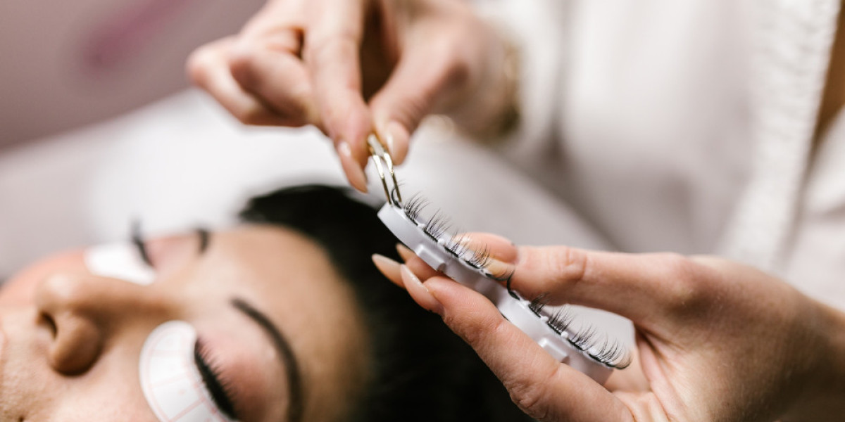 Classic Eyelash Extensions: The Timeless Beauty Enhancement