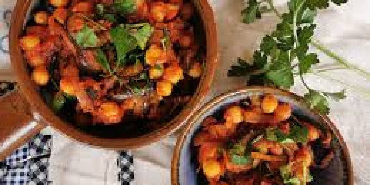 Estofado de garbanzos con berenjena y especias suaves
