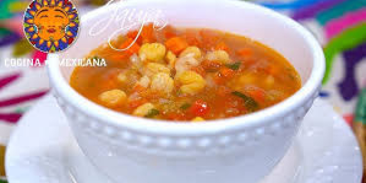 Sopa Densa de Garbanzo Tostado con Ciruela Pasa, Anís Estrellado y Yogur Ahumado