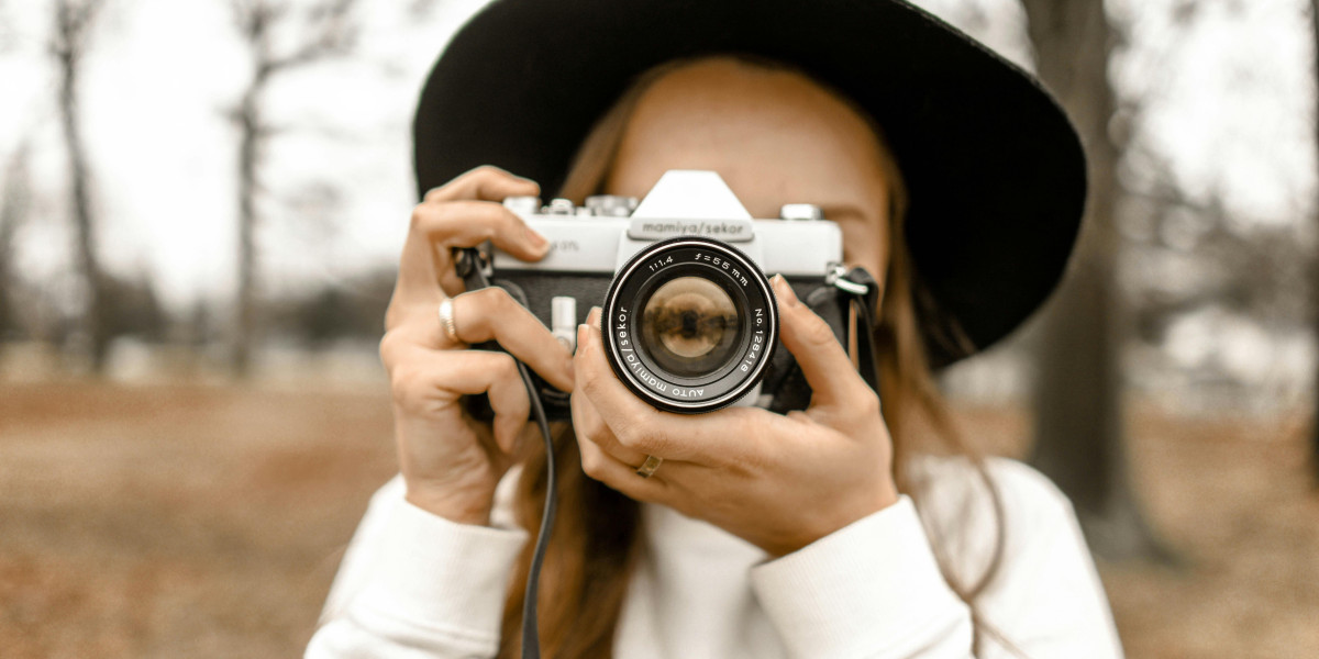 At Max Wedding Studio, we don’t just rely on experience—we combine it with strong professional qualifications. Our photo