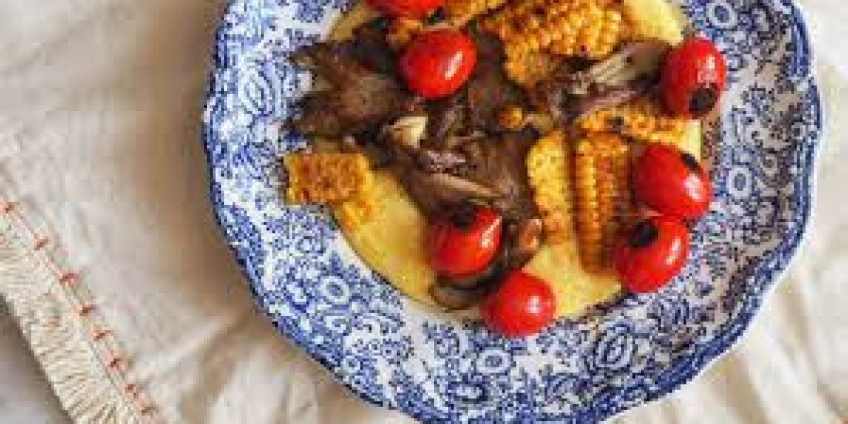 Polenta Cremosa de Maíz Morado con Hongos al Café, Tamarindo y Semillas Tostadas