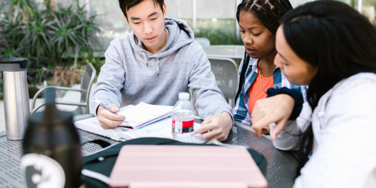 How IELTS Online Training Helps You Achieve High Band Score