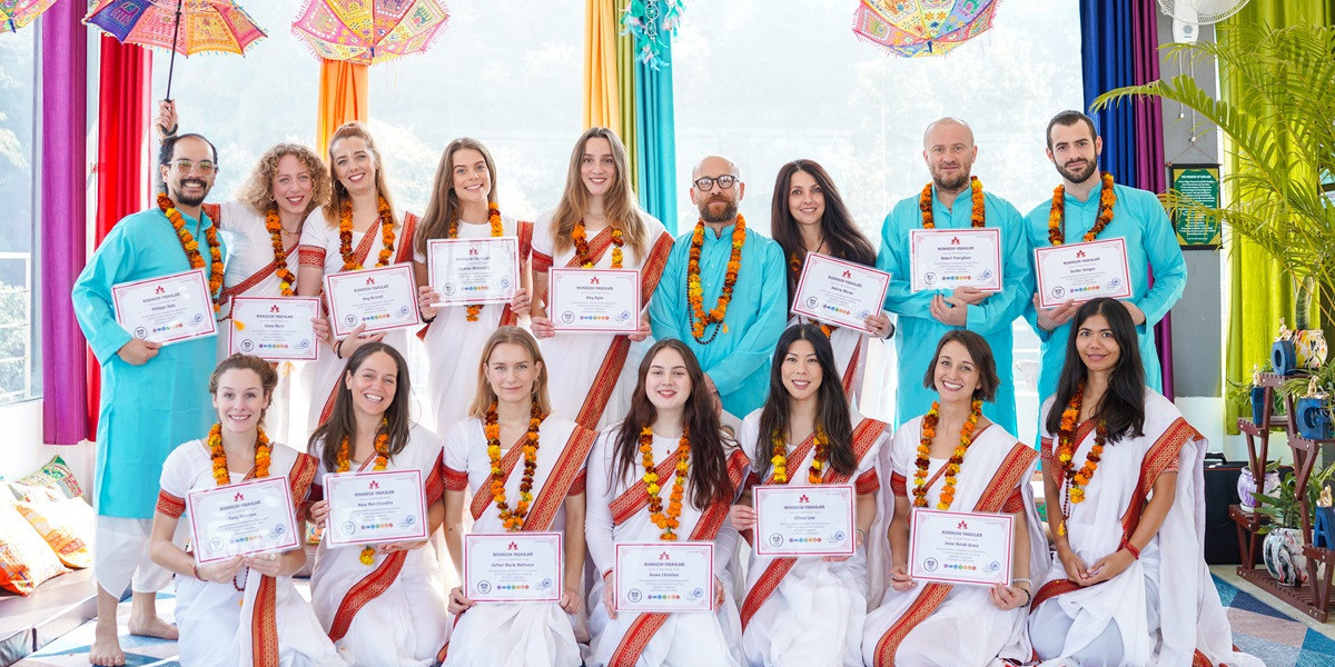 Corso Insegnante Yoga Online: Un Percorso Moderno per Diventare Insegnanti Consapevoli