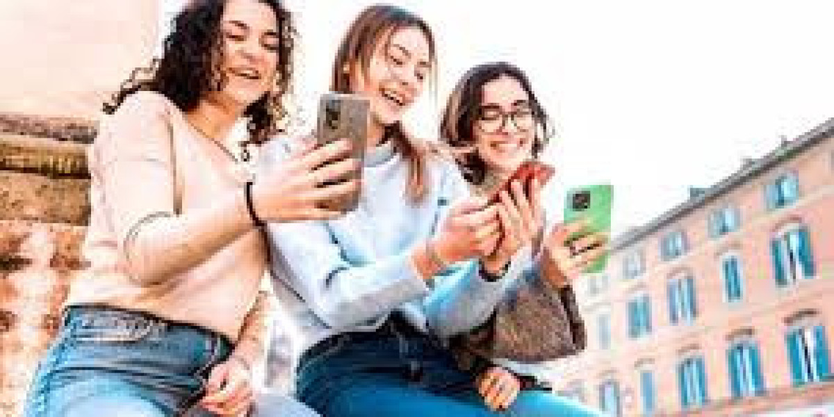 Anonymous Random Group Chat: When Talking Has No Identity and No Weight