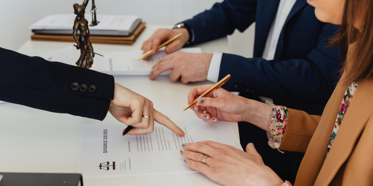 Top 7 Qualities That Define the Best and Most Reliable Divorce Lawyer