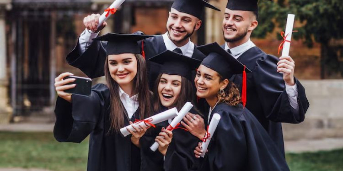 What Should You Wear for Graduation Pictures in 2026?