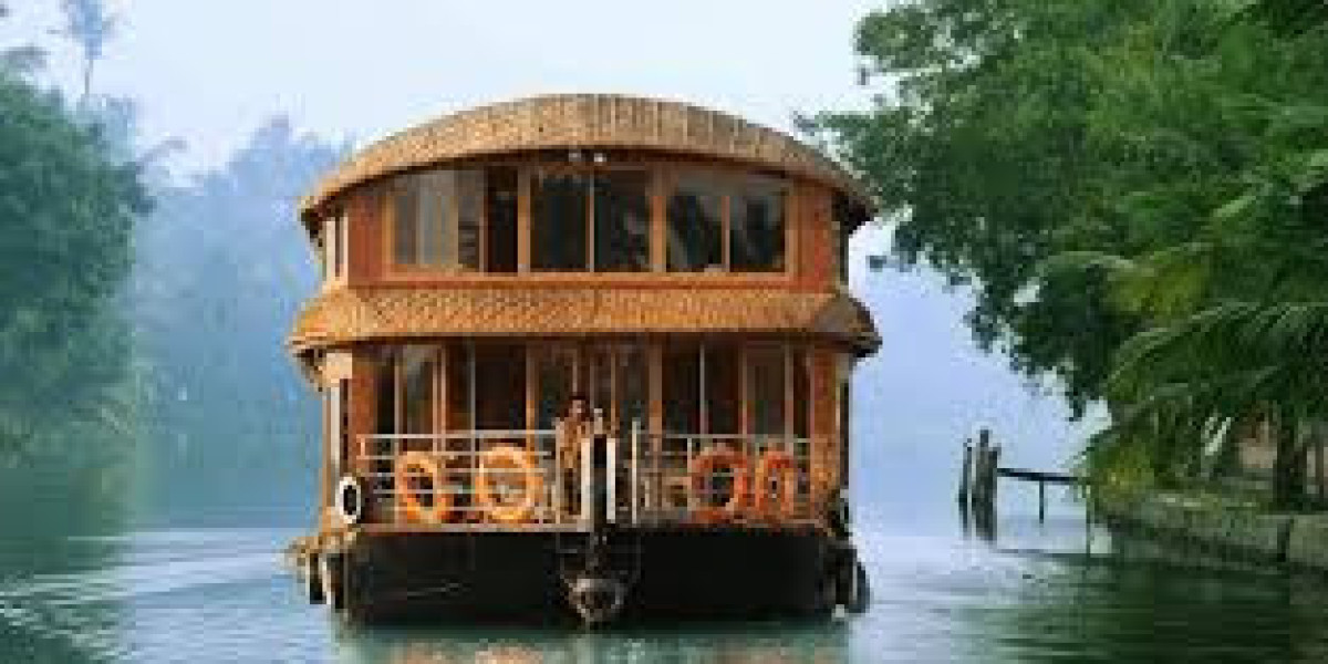 Luxury or Budget: How to Choose Your Ideal Alleppey Houseboat