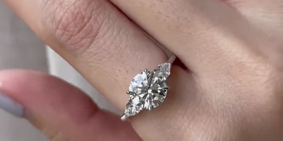 Engagement Ring Finger: Find the Right Finger to Wear It